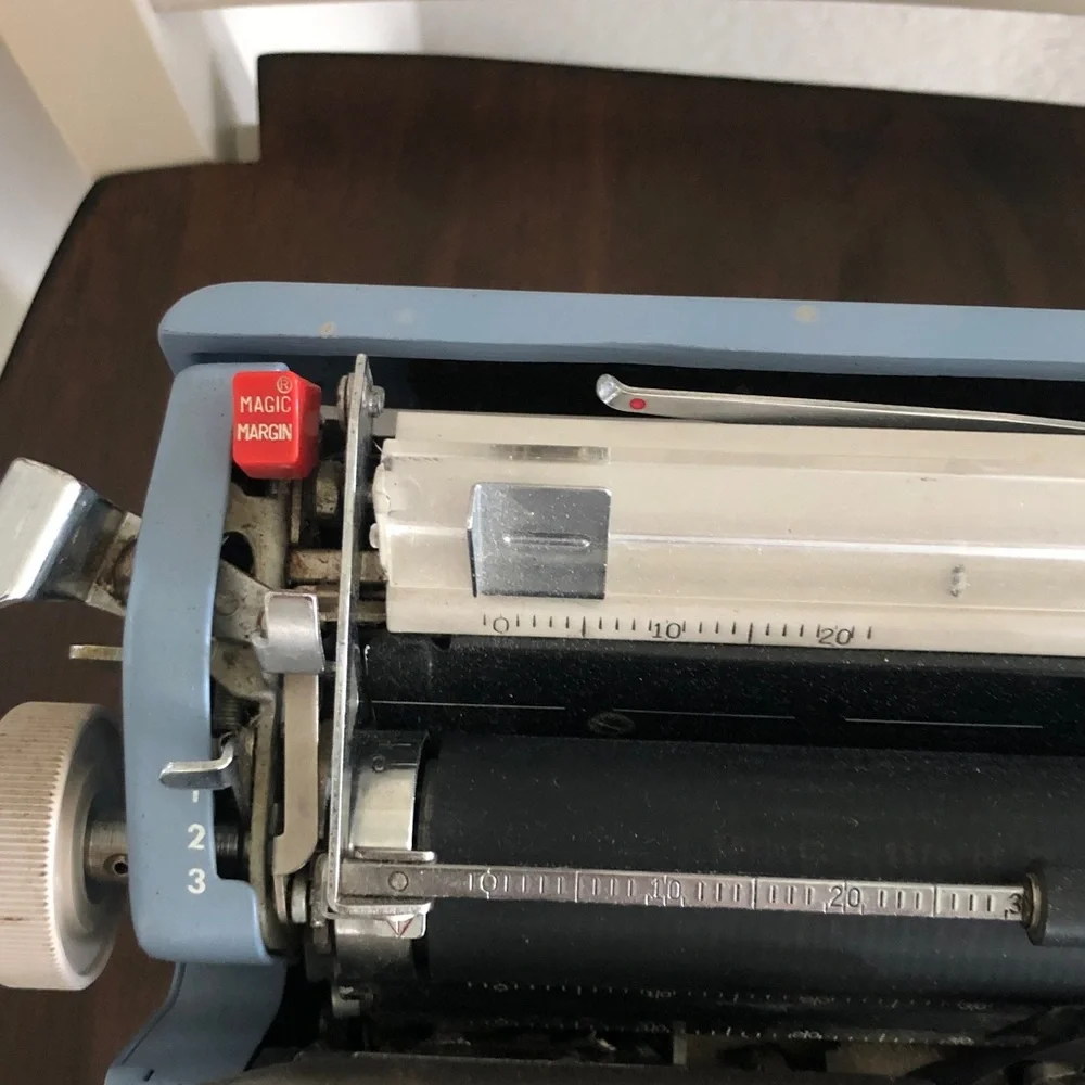 1961 Royal Typewriter Futura 800
